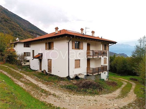 casa indipendente in vendita a Vallarsa in zona Foppiano