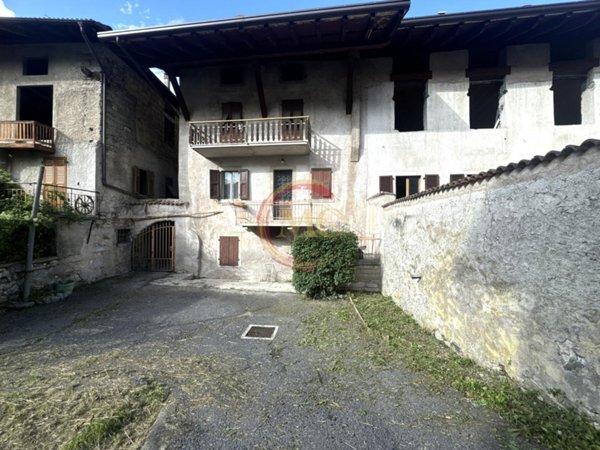 casa indipendente in vendita a Comano Terme in zona Campo Lomaso