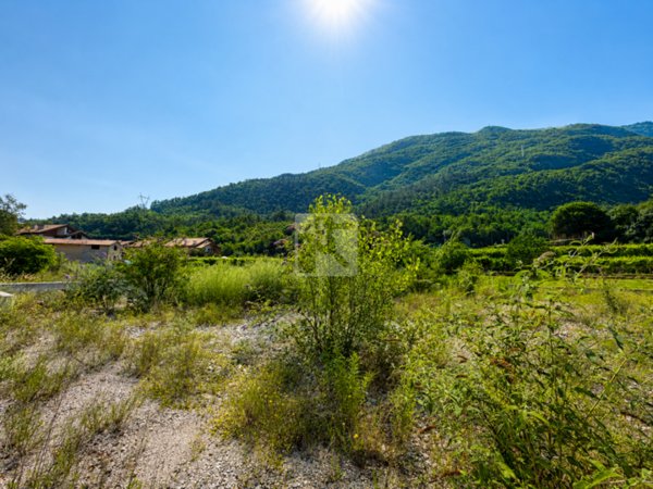 casa indipendente in vendita a Vallelaghi in zona Vezzano