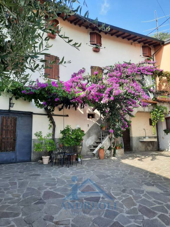 appartamento in vendita ad Affi in zona Incaffi