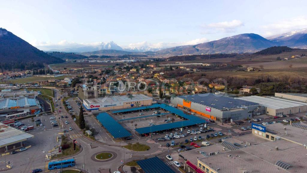 negozio in vendita ad Affi in zona Caorsa