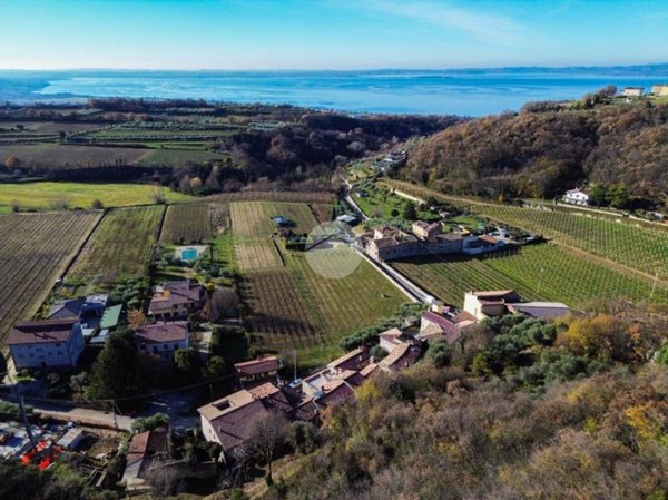 casa indipendente in vendita ad Affi in zona Incaffi