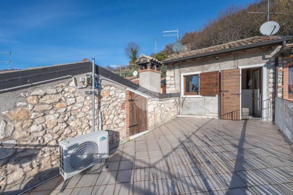 casa indipendente in vendita ad Affi in zona Incaffi