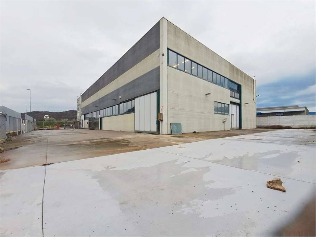 locale commerciale in vendita ad Affi