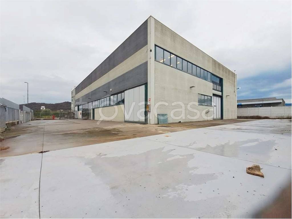 locale commerciale in vendita ad Affi