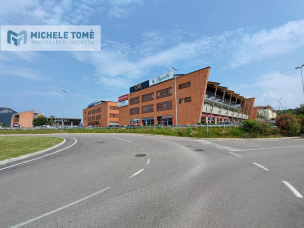 locale di sgombero in vendita ad Affi