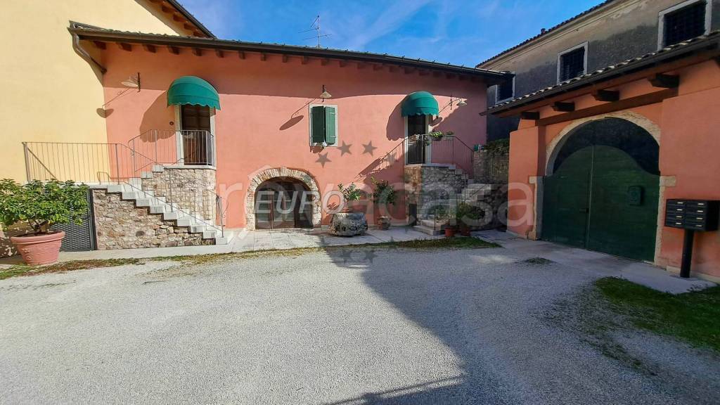 negozio in vendita ad Affi in zona Caorsa