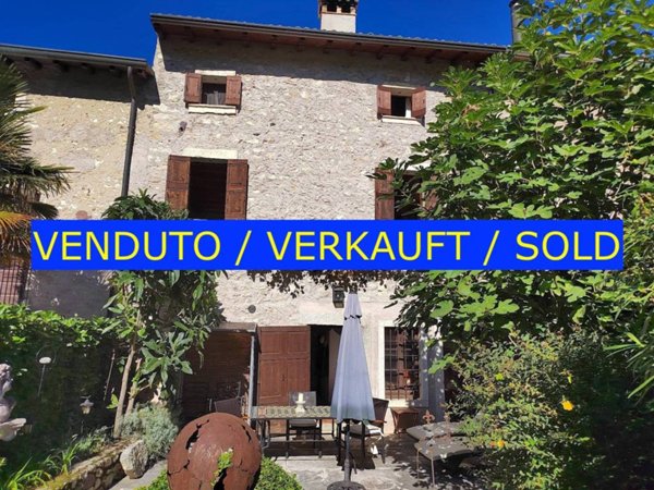 casa indipendente in vendita ad Affi in zona Incaffi