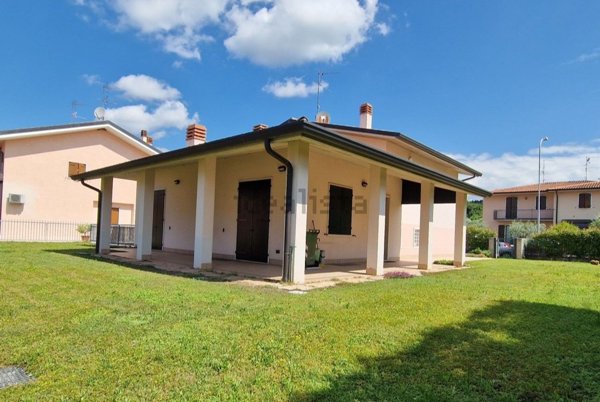 casa indipendente in vendita ad Affi in zona Caorsa