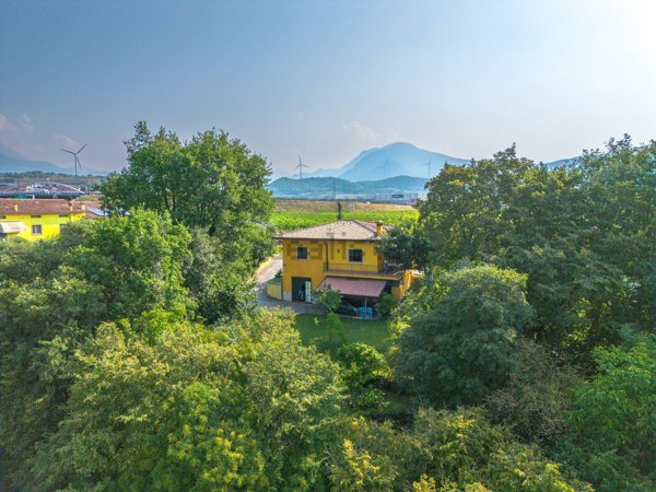 casa indipendente in vendita ad Affi in zona Caorsa