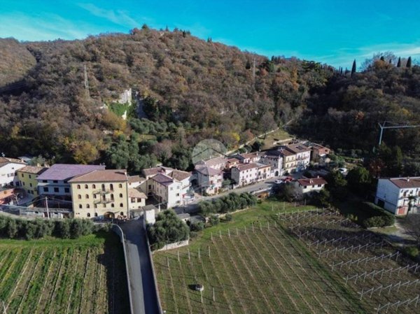 appartamento in vendita ad Affi in zona Incaffi
