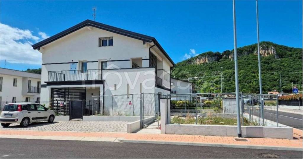 appartamento in vendita ad Affi in zona Caorsa