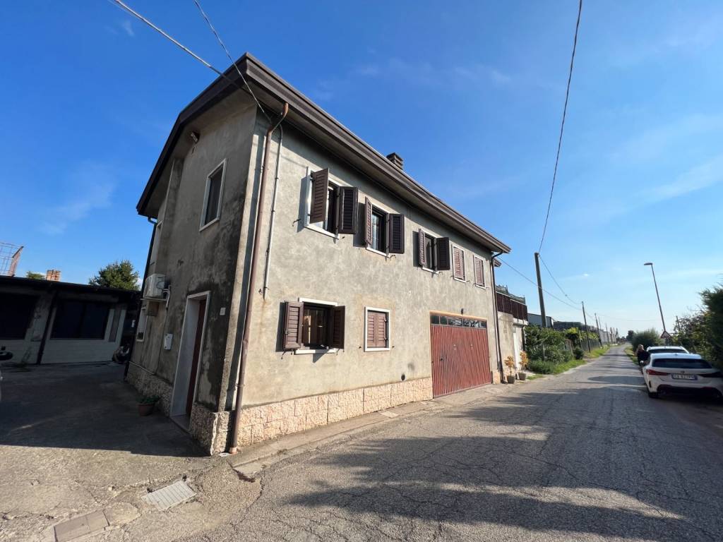 casa indipendente in vendita ad Albaredo d'Adige
