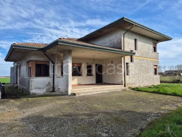 casa indipendente in vendita ad Albaredo d'Adige in zona Presina