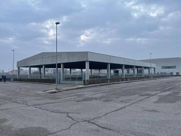 locale commerciale in vendita ad Albaredo d'Adige