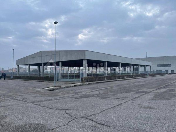 capannone in vendita ad Albaredo d'Adige in zona Coriano