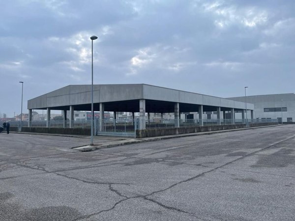 capannone in vendita ad Albaredo d'Adige in zona Coriano