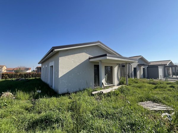 casa indipendente in vendita ad Albaredo d'Adige in zona Presina