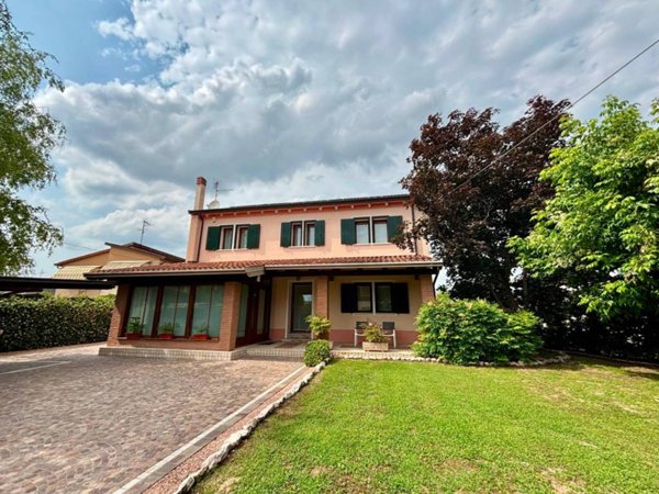 casa indipendente in vendita ad Albaredo d'Adige in zona Coriano