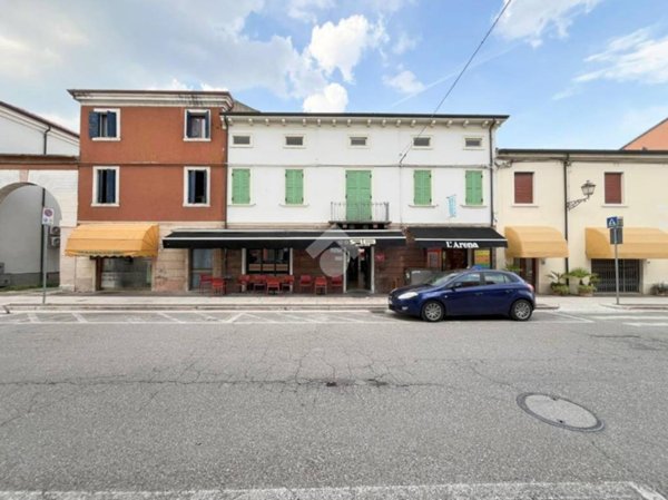 negozio in vendita ad Albaredo d'Adige