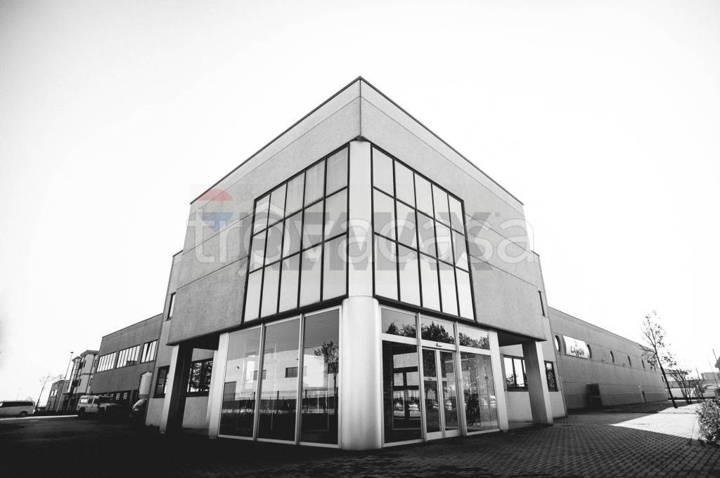 locale commerciale in vendita ad Albaredo d'Adige