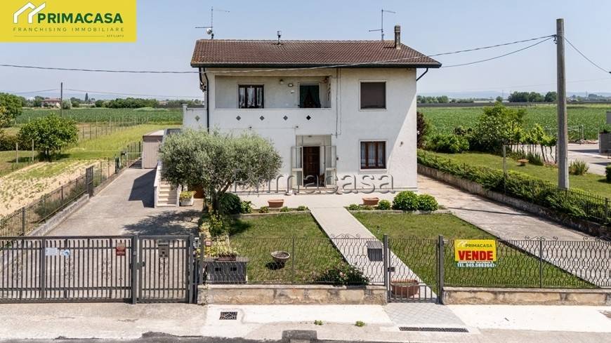 casa indipendente in vendita ad Albaredo d'Adige in zona Coriano