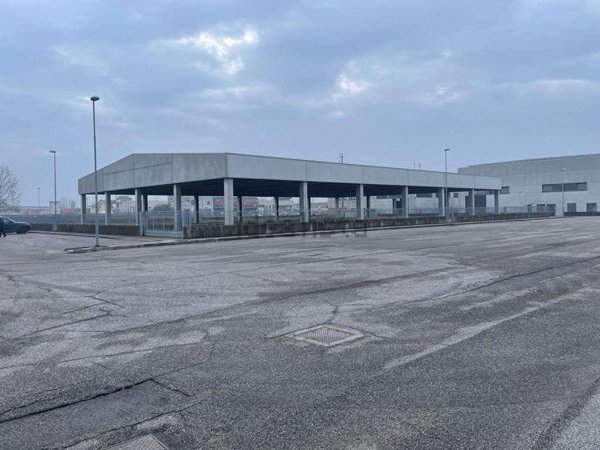 capannone in vendita ad Albaredo d'Adige