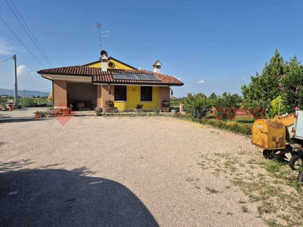 casa indipendente in vendita ad Arcole in zona Gazzolo