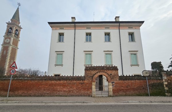 intera palazzina in vendita ad Arcole in zona Gazzolo