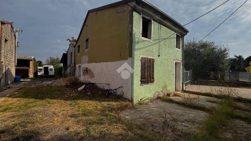 casa indipendente in vendita ad Arcole in zona Gazzolo