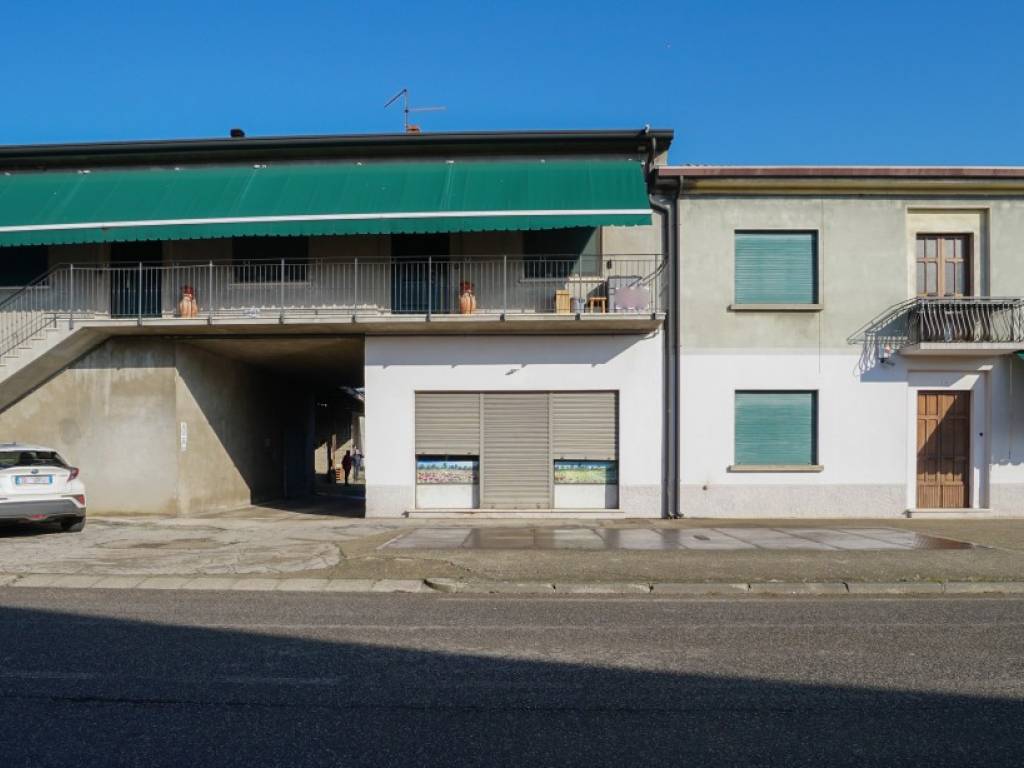 negozio in vendita ad Arcole in zona Gazzolo