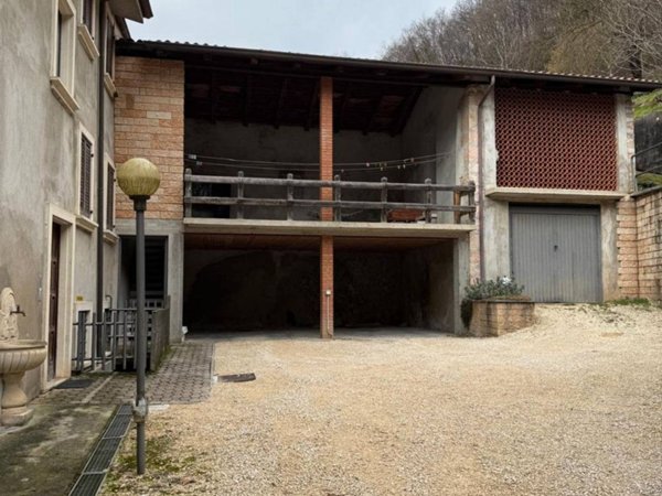 negozio in vendita a Badia Calavena