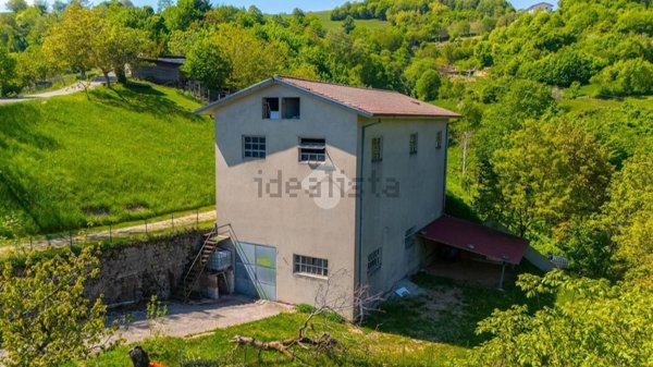 locale commerciale in vendita a Badia Calavena in zona Sprea
