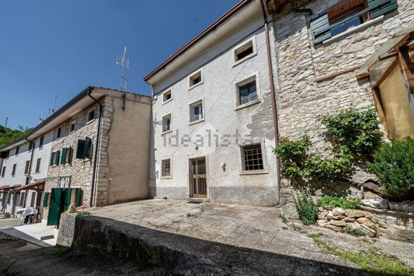 casale in vendita a Badia Calavena in zona Sant'Andrea