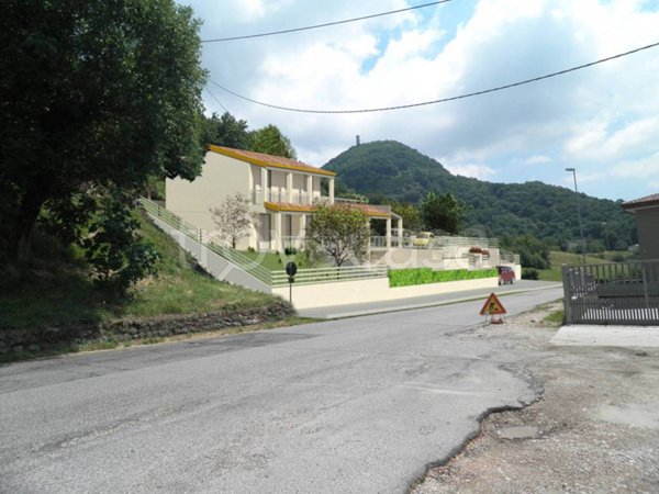 villa in vendita a Badia Calavena in zona Sant'Andrea