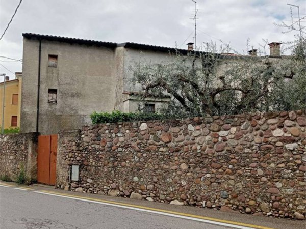 casa indipendente in vendita a Bardolino in zona Calmasino