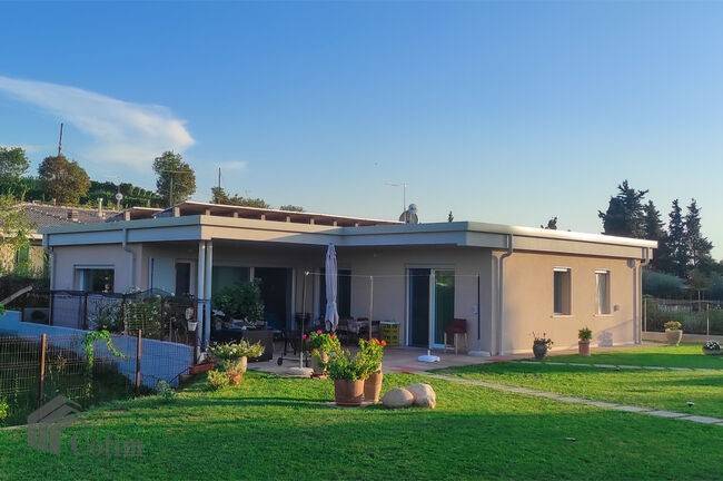 casa indipendente in vendita a Bardolino in zona Calmasino