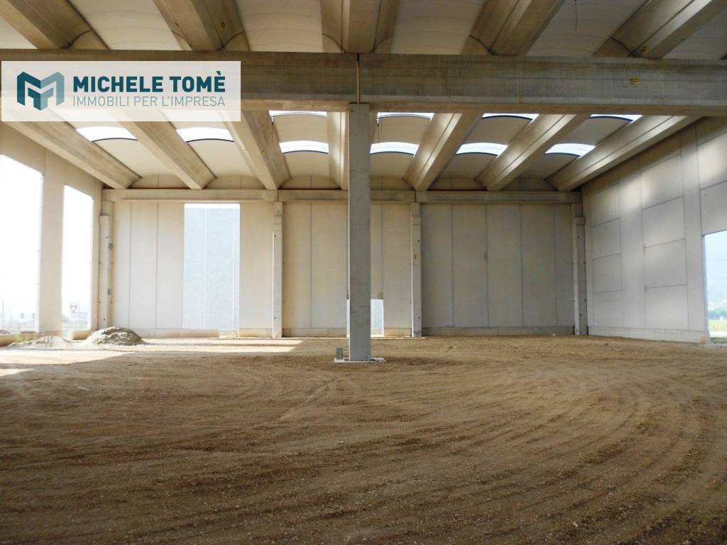 locale commerciale in vendita a Bardolino in zona Calmasino