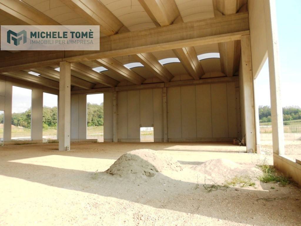 locale commerciale in vendita a Bardolino in zona Calmasino