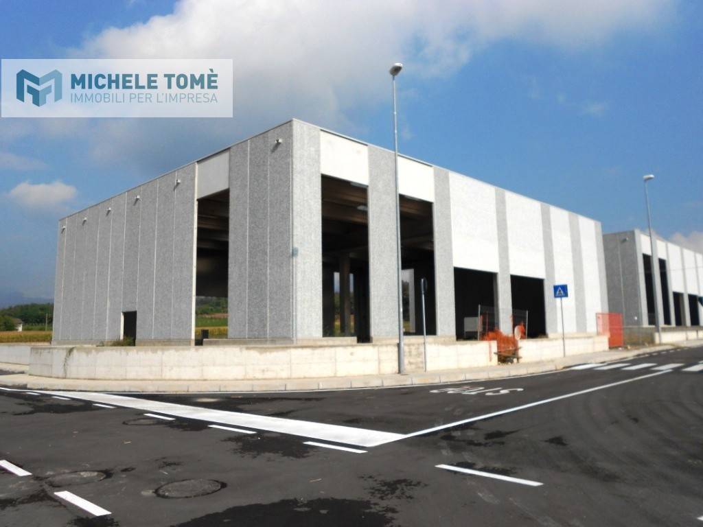 locale commerciale in vendita a Bardolino in zona Calmasino