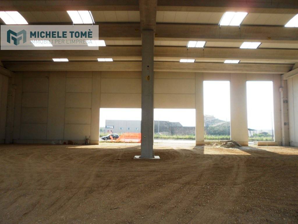locale commerciale in vendita a Bardolino in zona Calmasino