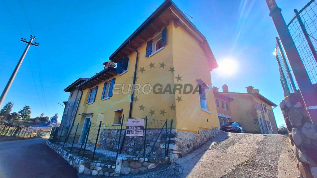casa indipendente in vendita a Bardolino in zona Calmasino