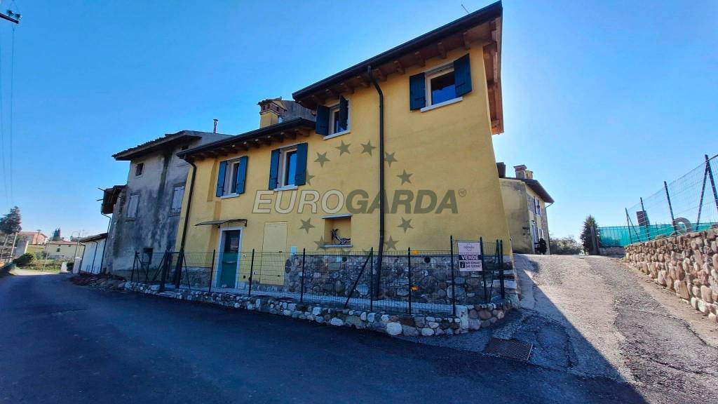 casa indipendente in vendita a Bardolino in zona Calmasino
