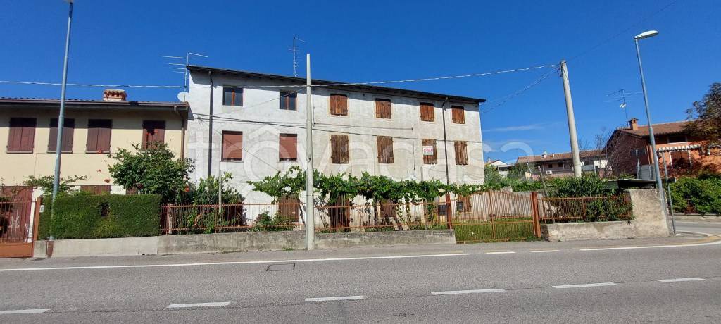 casa indipendente in vendita a Bardolino in zona Calmasino