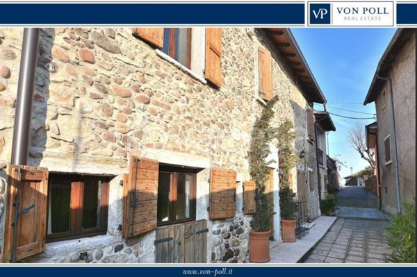 casa indipendente in vendita a Bardolino in zona Calmasino