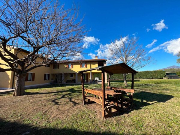casa indipendente in vendita a Bardolino in zona Calmasino