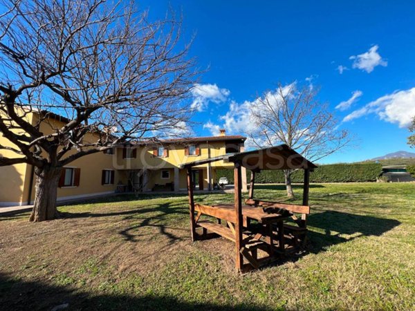 casa indipendente in vendita a Bardolino in zona Calmasino