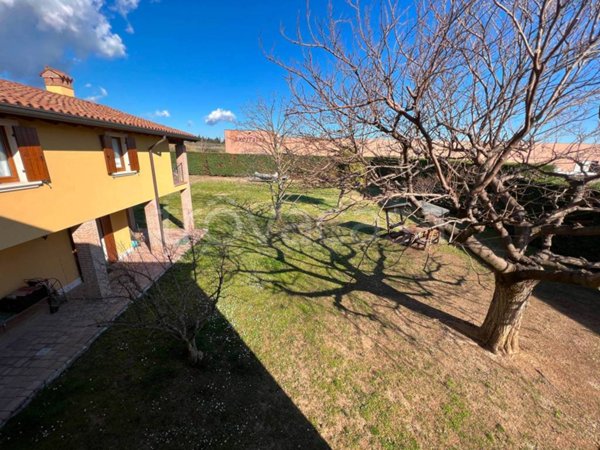 casa indipendente in vendita a Bardolino in zona Calmasino