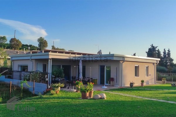 casa indipendente in vendita a Bardolino in zona Calmasino