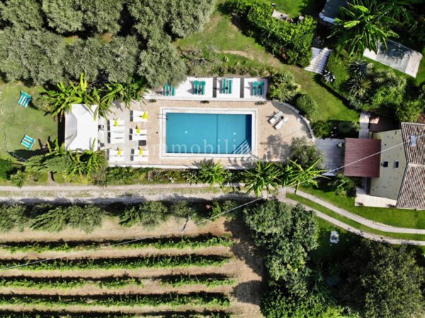 casa indipendente in vendita a Bardolino in zona Calmasino